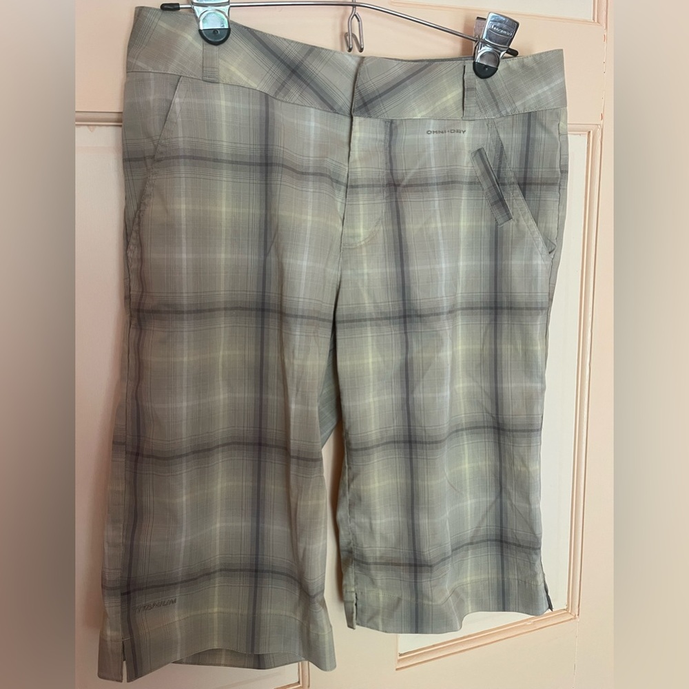 Columbia titanium plaid capris Omnidry